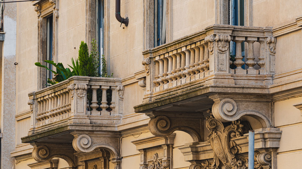 Façade de maison ancienne avec repères d'alignement visuels