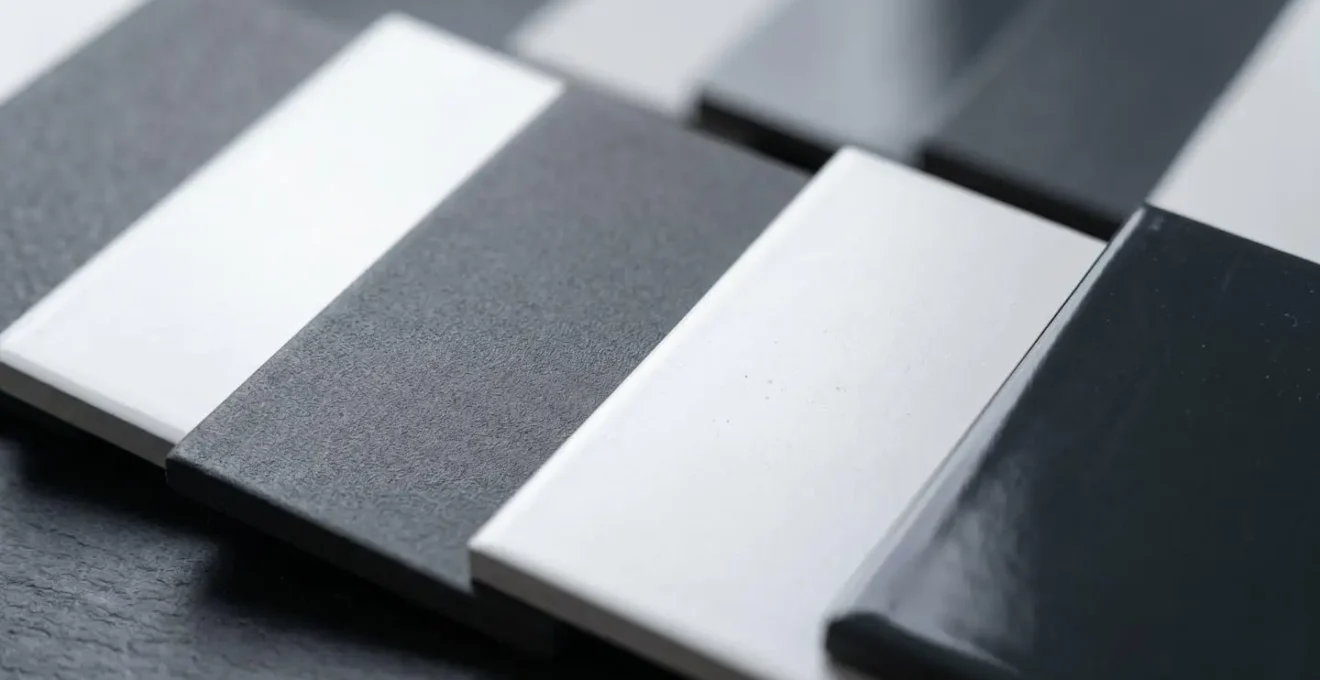 Échantillons de couleurs RAL pour menuiseries disposés sur une table de travail