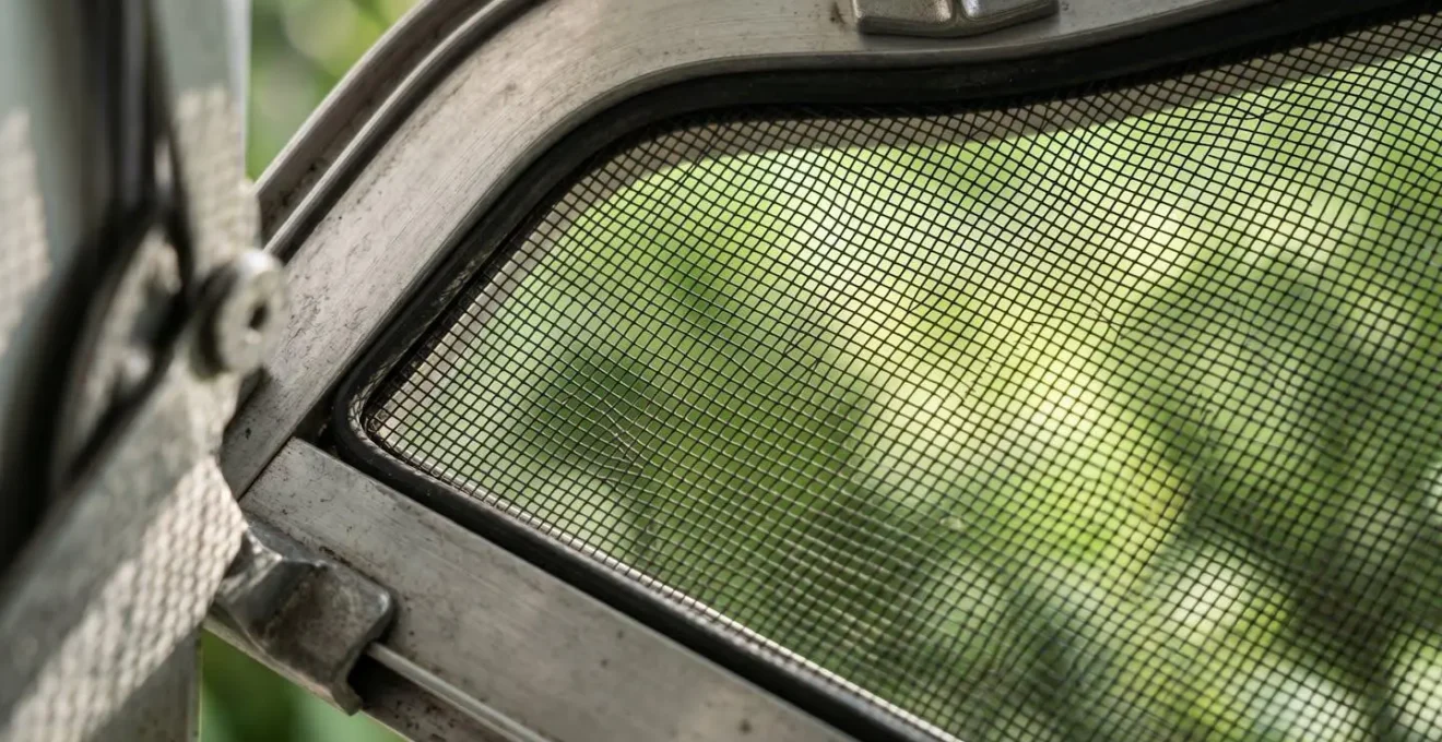 Détail macro d'une moustiquaire fixe installée sur fenêtre à auvent
