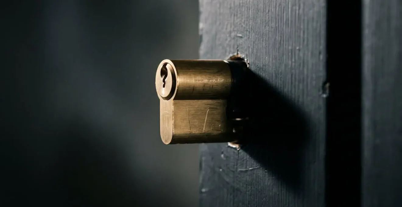 Vue de profil d'un cylindre dépassant dangereusement d'une porte
